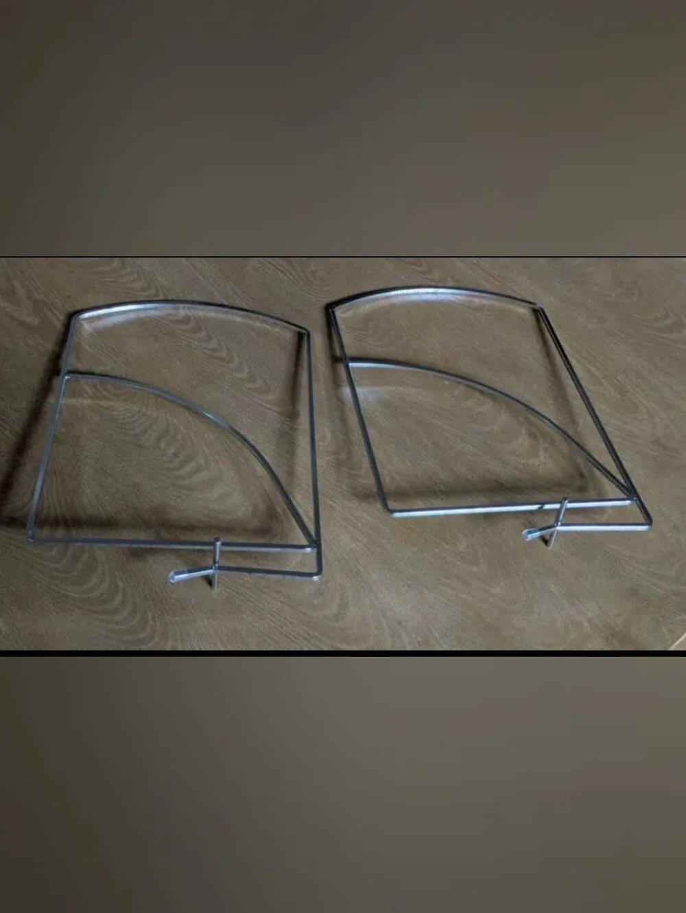 2 Lynk professional home chrome-plated steel shelf dividers used for organizing
